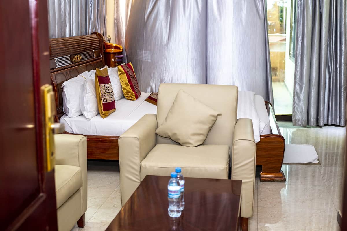 Executive Room | Minibar, in-room safe, desk, blackout curtains