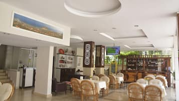 Breakfast and dinner served