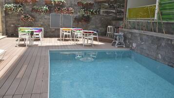 Piscine extérieure, parasols de plage, chaises longues