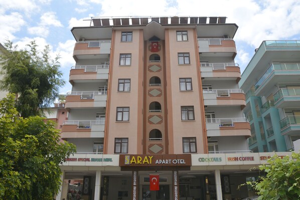 A multi-story building with a sign for 'SARAY APART HOTEL' and 'COCKTAILS' on the ground floor. - Saray Apart Hotel (Alanya)