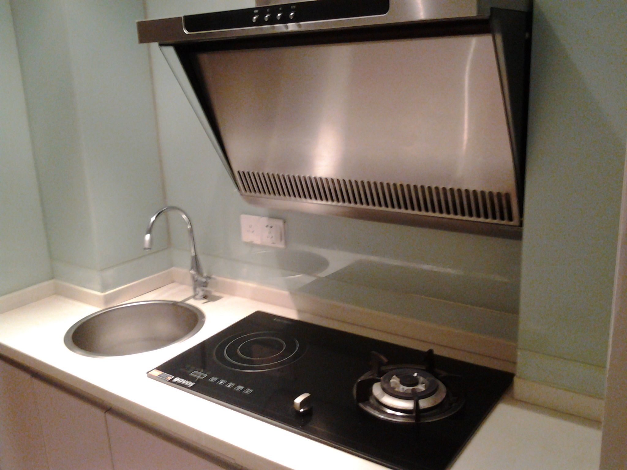 Großer Kühlschrank, Mikrowelle, Herdplatte, Wasserkocher