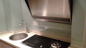 Großer Kühlschrank, Mikrowelle, Herdplatte, Wasserkocher