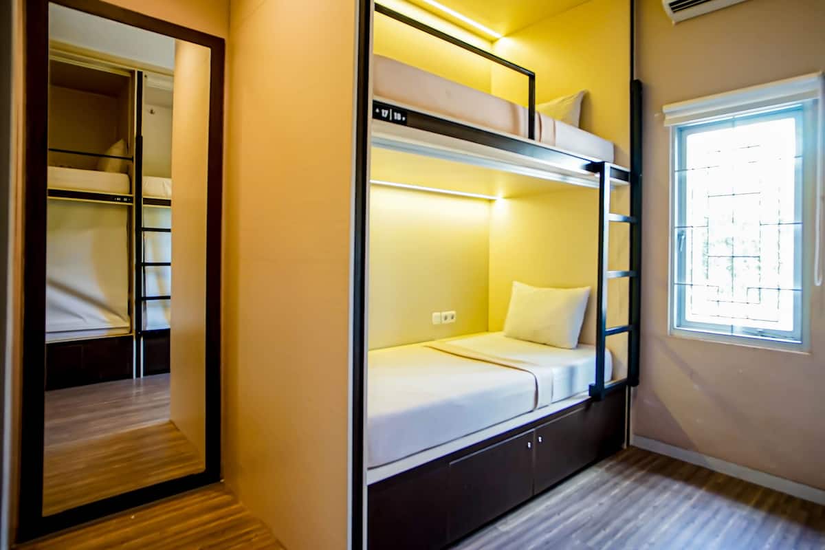 Ropa de cama de alta calidad y escritorio