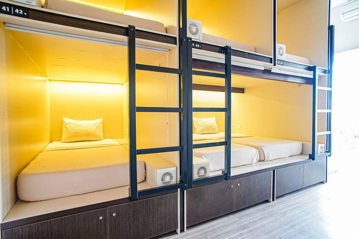 Ropa de cama de alta calidad y escritorio
