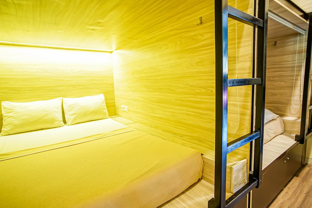 Ropa de cama de alta calidad y escritorio