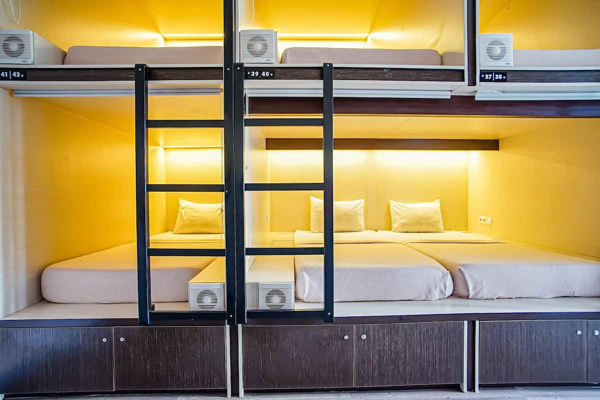 Ropa de cama de alta calidad y escritorio