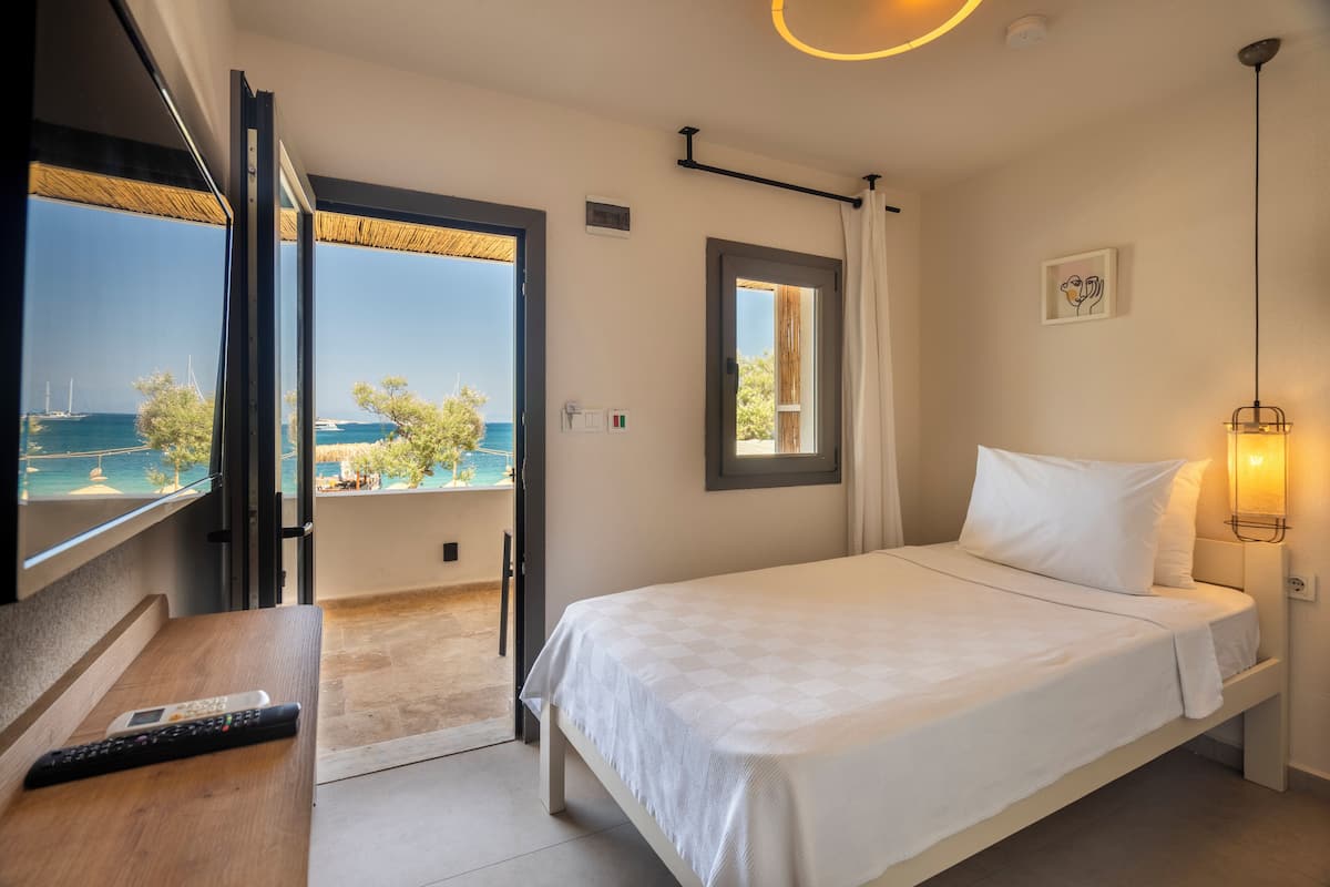 Standaard eenpersoonskamer, 1 eenpersoonsbed, uitzicht op tuin, uitzicht op zee | 1 slaapkamer, luxe beddengoed, verduisterende gordijnen, gratis wifi