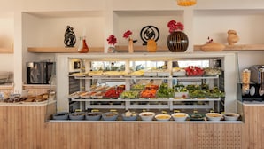 Un bufé con diversos alimentos y elementos decorativos.