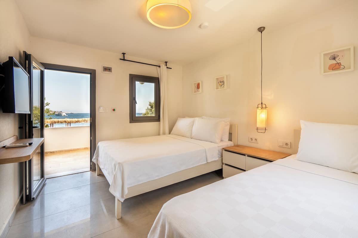 Standaard Twin kamer, meerdere bedden, uitzicht op tuin, uitzicht op zee | 1 slaapkamer, luxe beddengoed, verduisterende gordijnen, gratis wifi