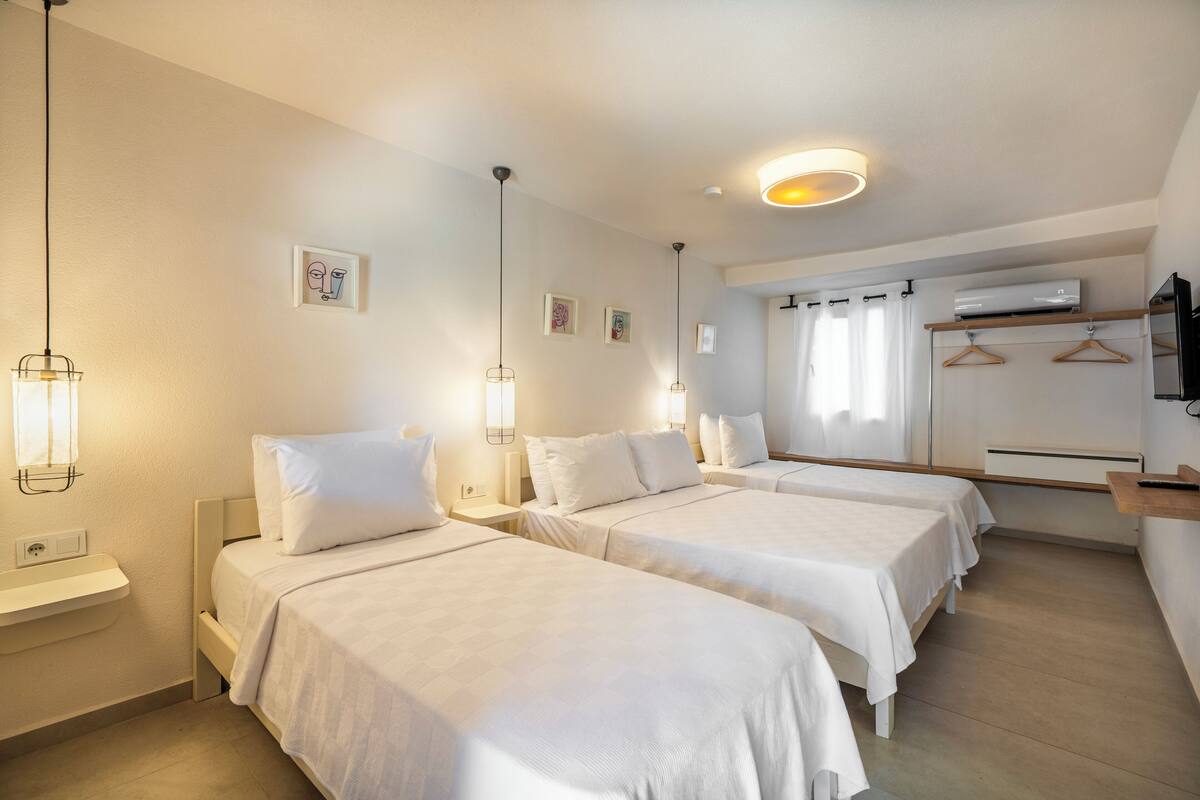 スタンダード 4 人部屋 ベッド (複数台) パティオ | 高級寝具、遮光カーテン、防音設備、WiFi (無料)