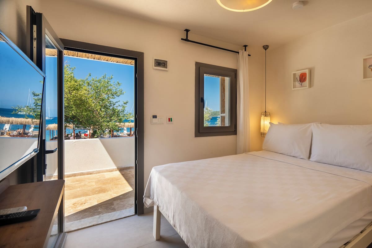 Standaard tweepersoonskamer, 1 tweepersoonsbed, uitzicht op tuin, uitzicht op zee | 1 slaapkamer, luxe beddengoed, verduisterende gordijnen, gratis wifi