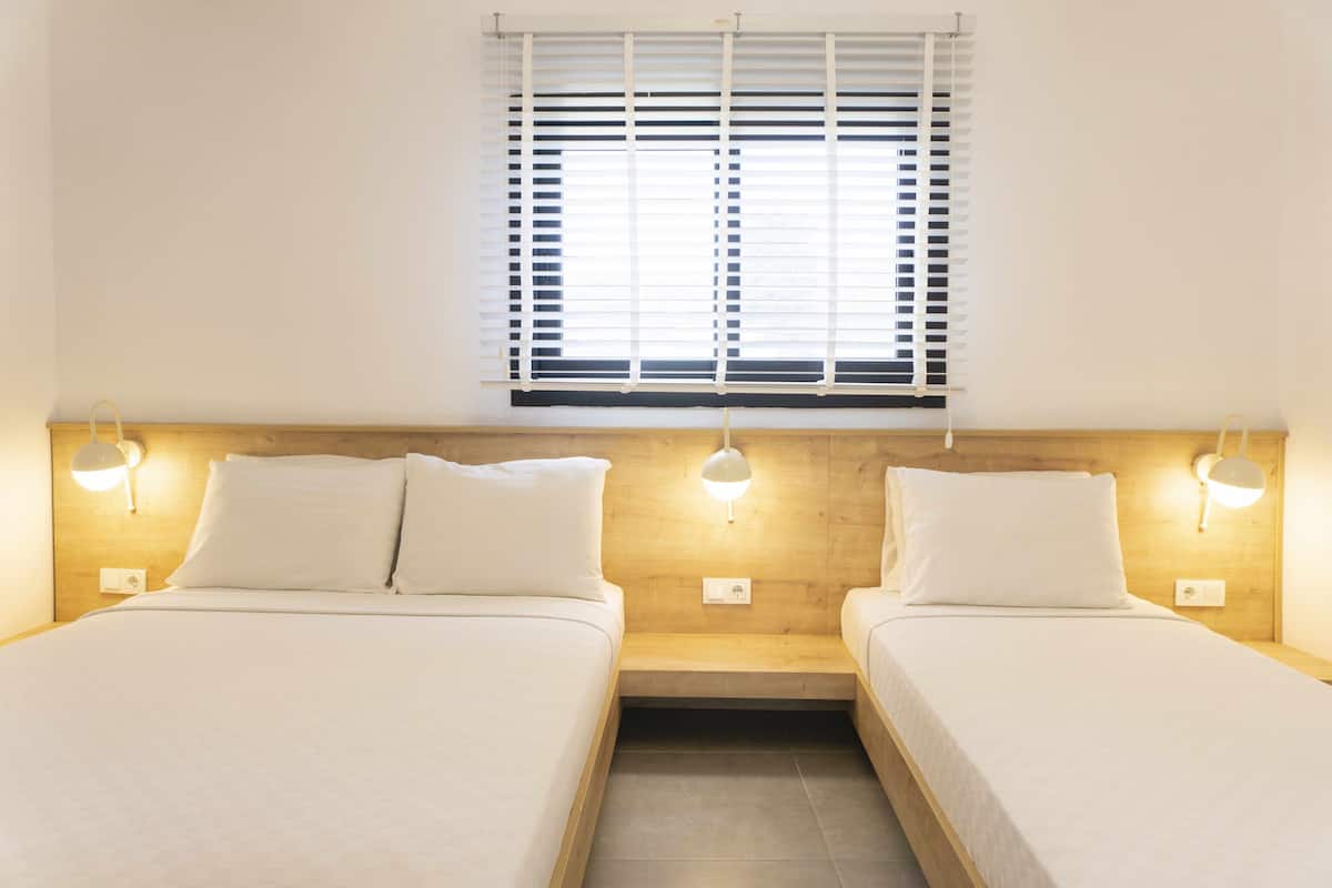 Familie suite, 1 slaapkamer, kitchenette, aan de binnenplaats | 1 slaapkamer, luxe beddengoed, verduisterende gordijnen, gratis wifi