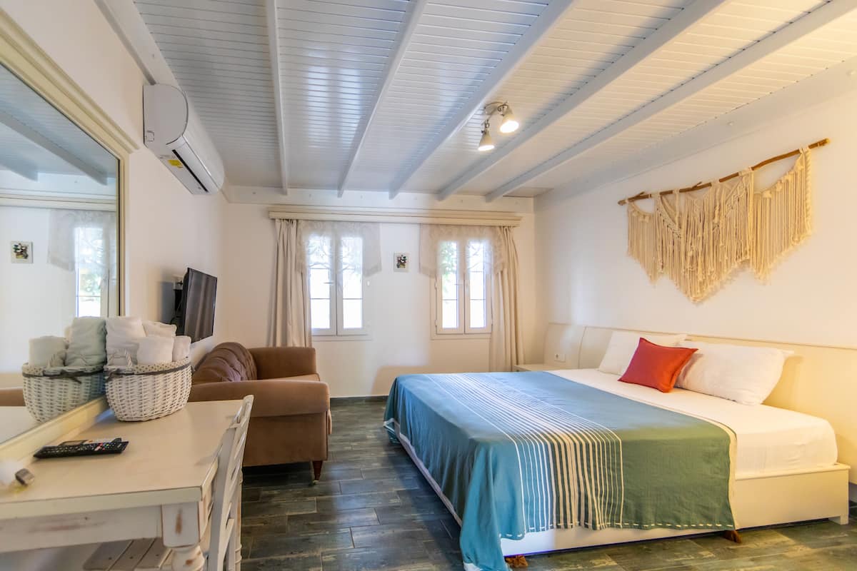 Junior Studio Suite, Connecting Rooms | 1 bedroom, premium bedding, minibar, in-room safe