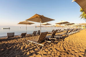 Private beach, sun loungers, beach umbrellas, beach bar - Kefi Beach and Suites (Bodrum)