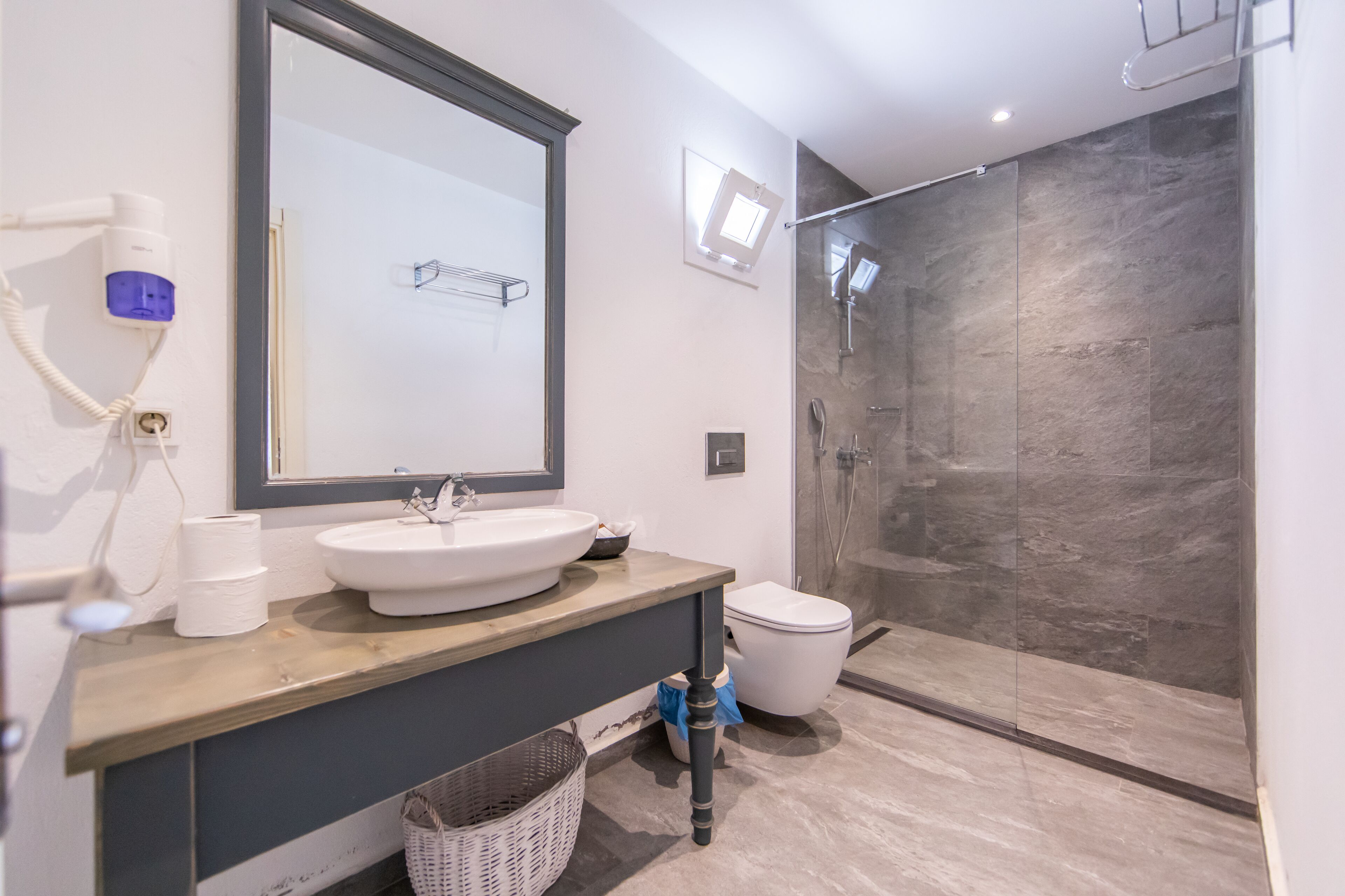 family quadruple room | bathroom | shower, rainfall showerhead, free toiletries, hair dryer