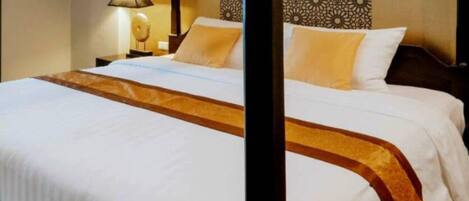 Deluxe Room | Minibar, in-room safe, desk, blackout drapes