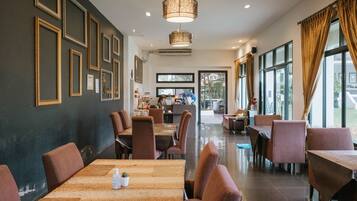 Petit déjeuner, déjeuner et dßner servis sur place, plats Cuisine thaï