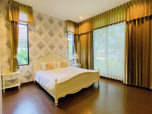 ห้องเอ็กเซกคิวทีฟ | มินิบาร์, ตู้นิรภัยในห้องพัก, โต๊ะทำงาน, ผ้าม่านกันแสง