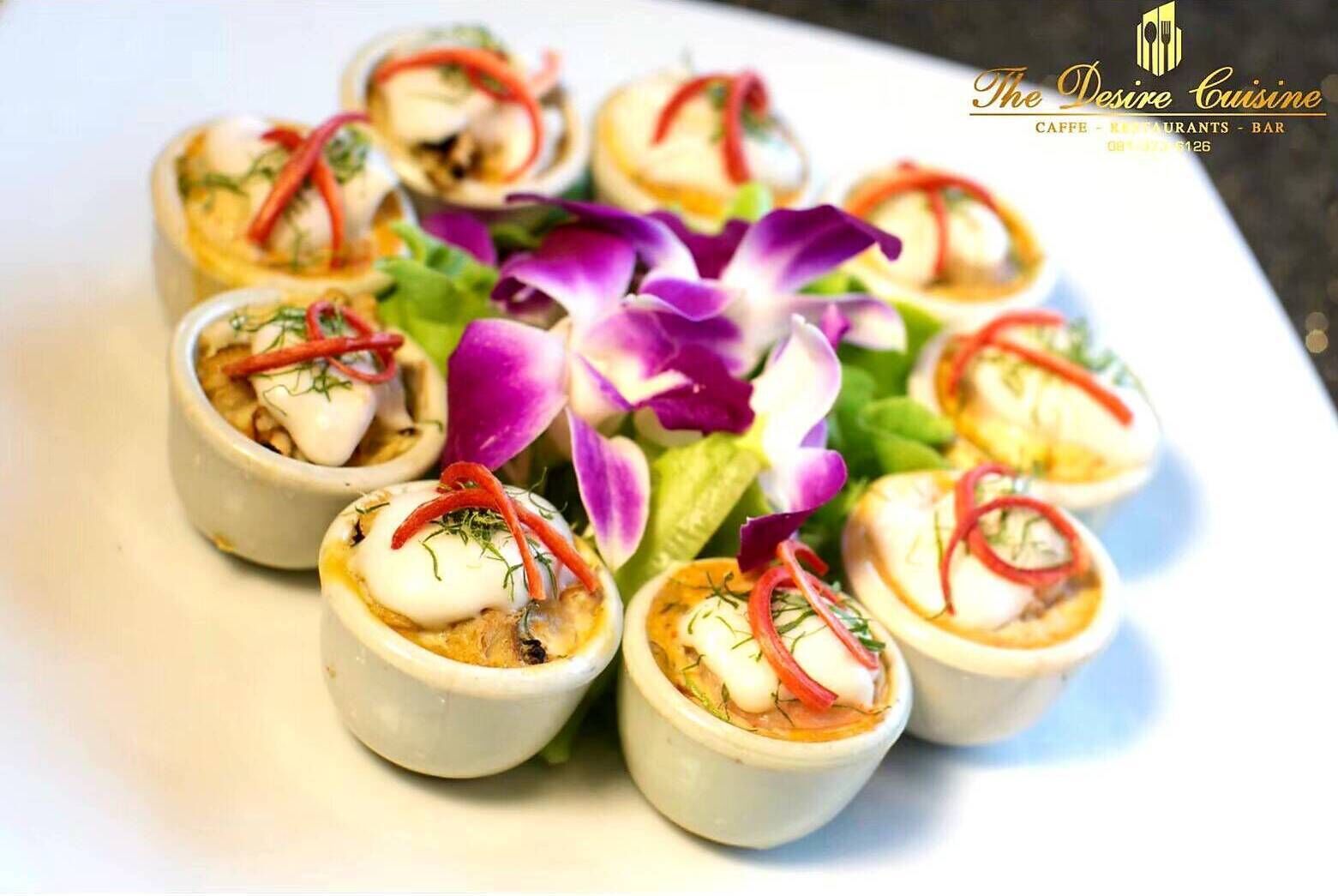 Un plato de aperitivos con una floración púrpura.