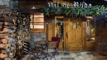 Breakfast, lunch and dinner served