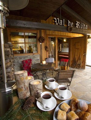 تقديم الإفطار والغداء والعشاء