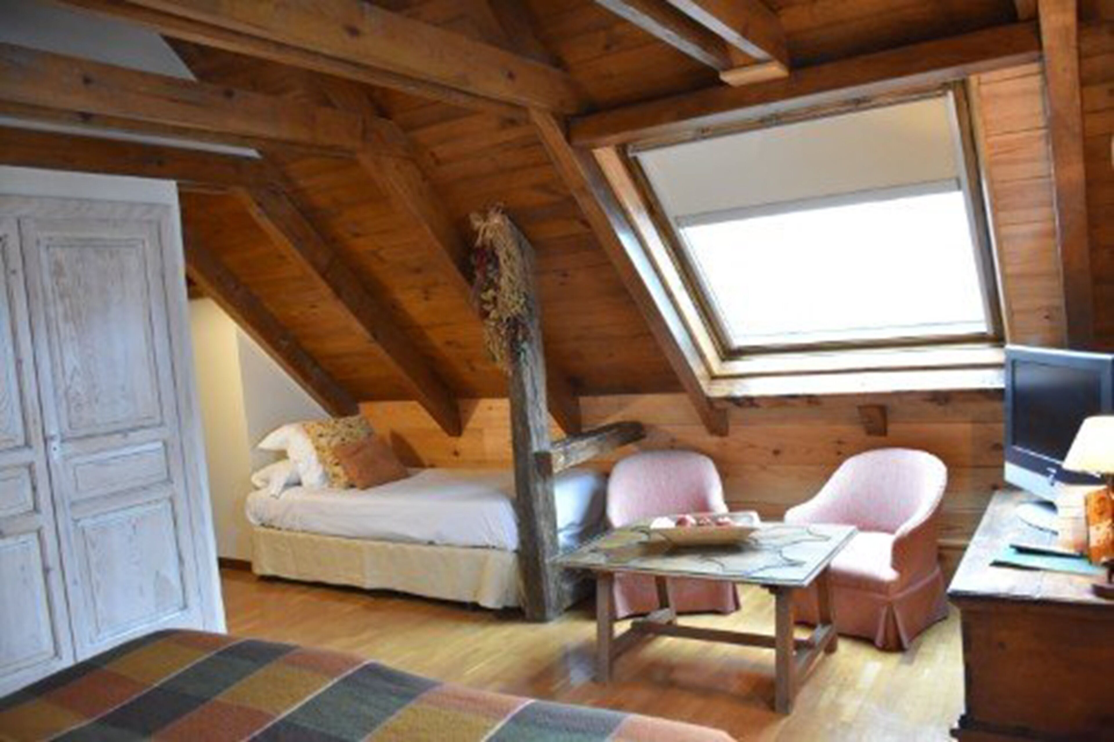 triple room | in-room safe, individually furnished, desk, blackout curtains