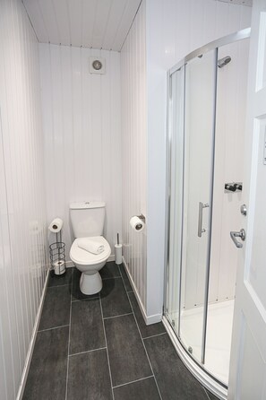 Standard Double Room | Bathroom | Free toiletries, hair dryer, towels - OYO Queens Quarter (Belfast)