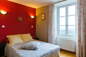 Standard Double Room | Individually decorated, desk, soundproofing, free WiFi - Auberge de Margot (Usson)