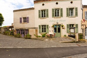 Front of property - Auberge de Margot (Usson)