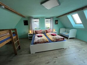 Basic-Apartment, 3 Schlafzimmer, Nichtraucher, Bergblick | 3 Schlafzimmer, Daunenbettdecken, Verdunkelungsvorhänge