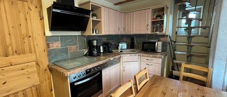 Apartamento básico, 2 quartos, para não fumantes, vista para a montanha | Cozinha privada | Geladeira grande, micro-ondas, fogão, cooktop