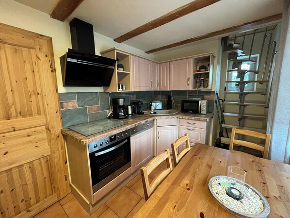Basic Apartment, 2 Bedrooms, Non Smoking, Mountain View | Private kitchen | Full-sized fridge, microwave, oven, stovetop