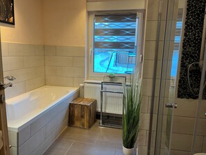Basic Apartment, 3 Bedrooms, Non Smoking, Mountain View | Bathroom