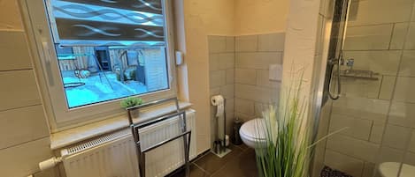 Appartement de base, 3 chambres, non-fumeur, vue sur la montagne | Salle de bain | Baignoire et douche séparées, baignoire profonde