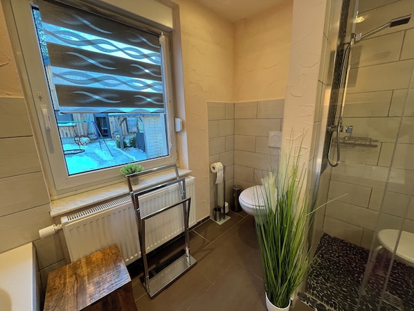 Appartement de base, 3 chambres, non-fumeur, vue sur la montagne | Salle de bain | Baignoire et douche séparées, baignoire profonde