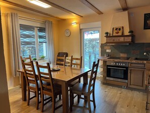 Basic Apartment, 3 Bedrooms, Non Smoking, Mountain View | Private kitchen | Full-size fridge, microwave, oven, stovetop - Ferienhaus Fichtelberg (Oberwiesenthal)