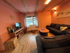 Basic-Apartment, 3 Schlafzimmer, Nichtraucher, Bergblick | Wohnzimmer | 40-Zoll-Flachbildfernseher mit Kabelempfang, Fernseher