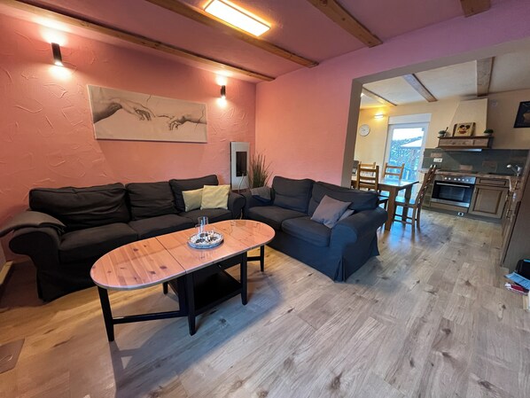 Basic-Apartment, 3 Schlafzimmer, Nichtraucher, Bergblick | Wohnzimmer | 40-Zoll-Flachbildfernseher mit Kabelempfang, Fernseher