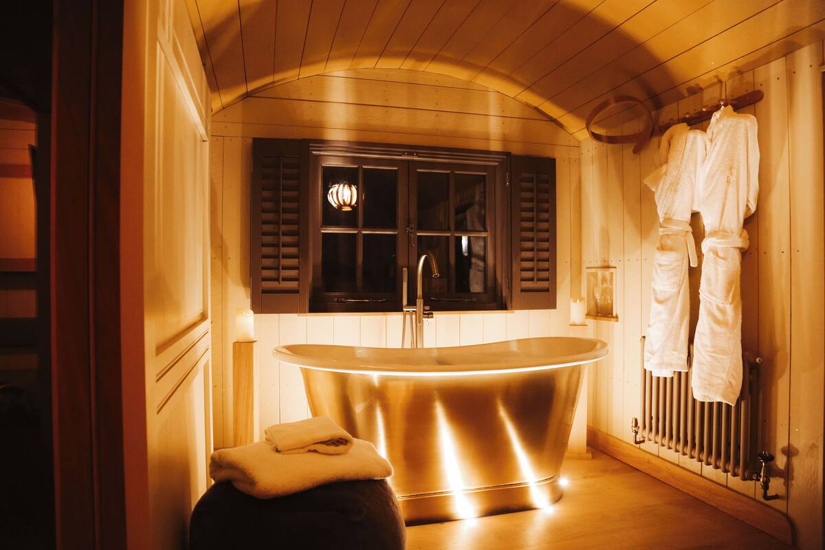 Shepherd Hut with Hiki Hot Tub | Premium bedding, in-room safe, blackout drapes, soundproofing