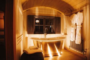 Shepherd Hut with Hiki Hot Tub