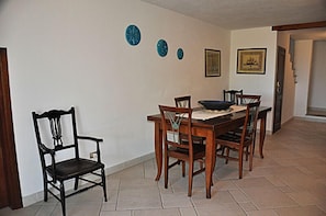 Villa, 5 habitaciones, vistas al mar | Servicio de comidas en la habitación
