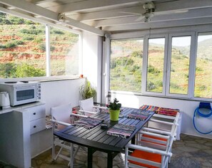 Departamento Deluxe, vista al mar | Área de sala de estar | Televisión LCD 