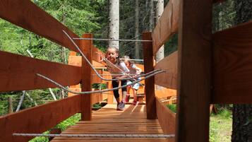 Ropes course (team building)