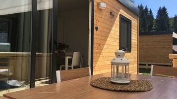 Mobile Design-Unterkunft, 2 Schlafzimmer, Kochnische, Blick auf den Innenhof | Zimmersafe, individuell dekoriert, individuell eingerichtet