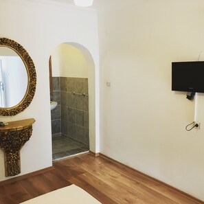 Habitación estándar con 1 cama doble o 2 individuales | Escritorio, tabla de planchar con plancha, cunas gratuitas y wifi gratis