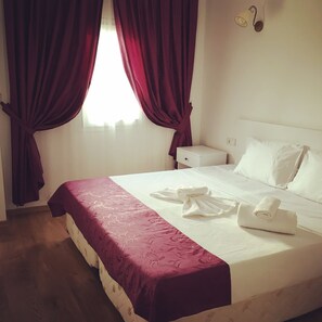 Escritorio, tabla de planchar con plancha y cunas gratuitas