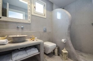 Villa superior, 2 habitaciones, alberca privada | Baño | Regadera, regadera con hidromasaje, amenidades de baño gratuitas 