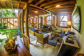 32-inch flat-screen TV with satellite channels, TV, Netflix - Pousada Ipê (São Sebastião)