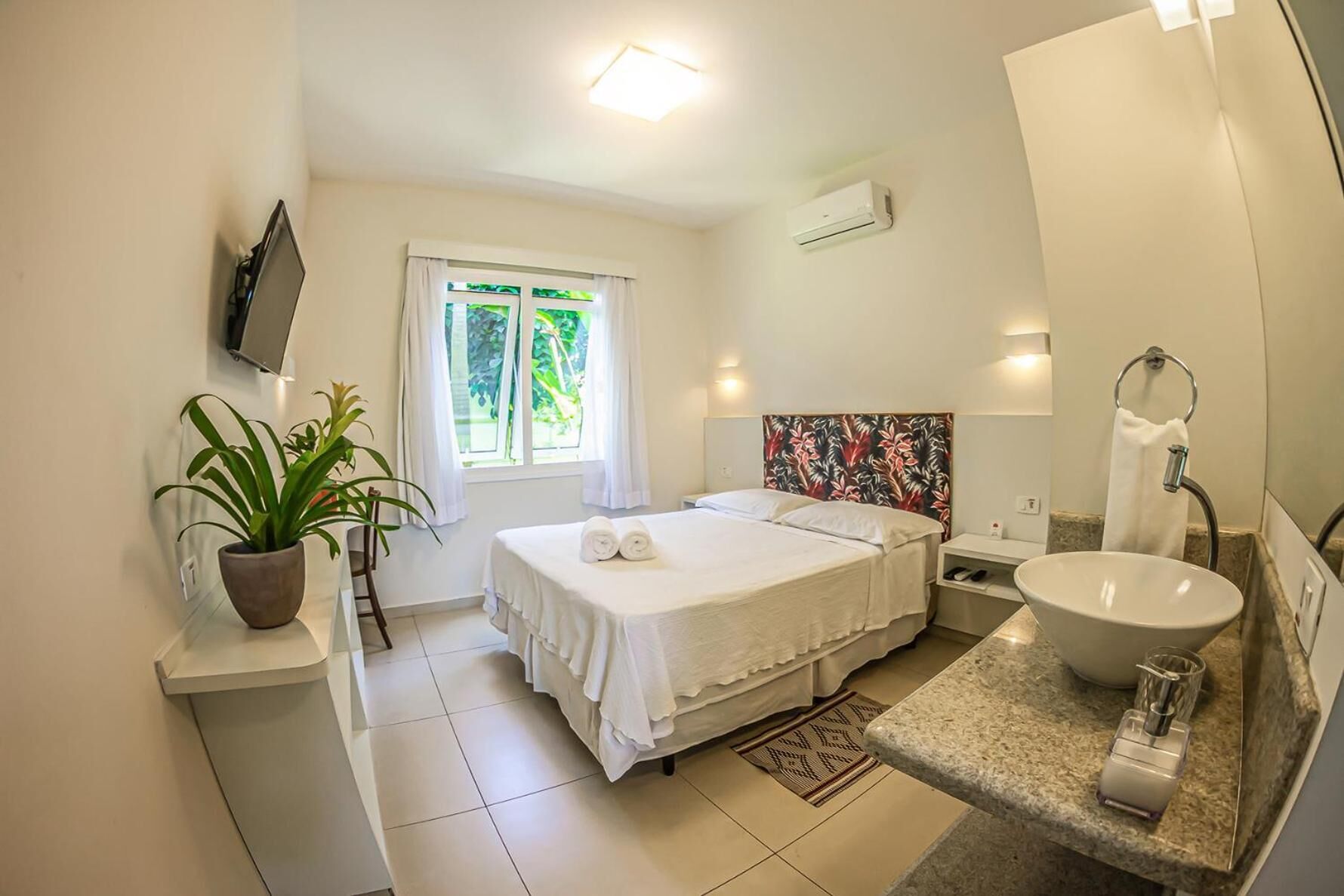 Frigobar, escrivaninha, cortinas blackout, quartos à prova de som