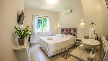 Frigobar, escrivaninha, cortinas blackout, quartos à prova de som